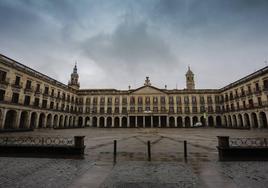 Vista de la plaza de España, con la Casa Consistorial al fondo.