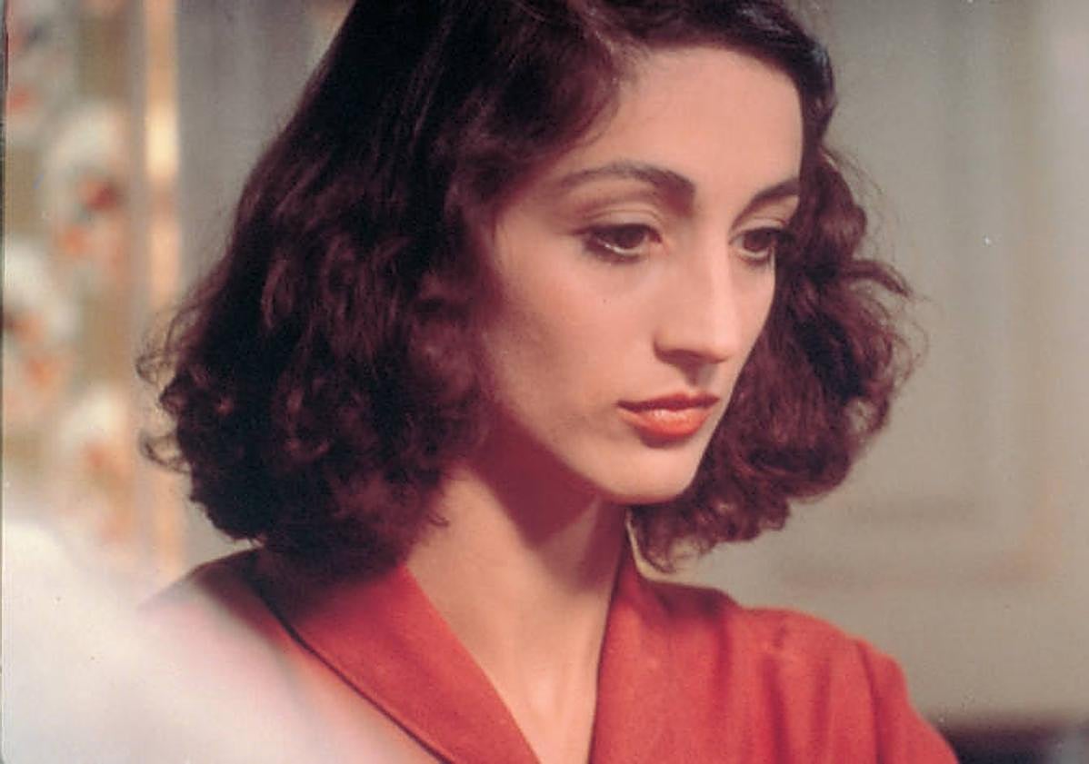 Imagen principal - Sílvia Munt en el papel de Colometa de la serie de TVE 'La plaza del Diamante', que le brindó la popularidad, en 'Alas de mariposa', por la que recibió el Goya a mejor actriz, y como etarra en 'El viaje de Ariane'.