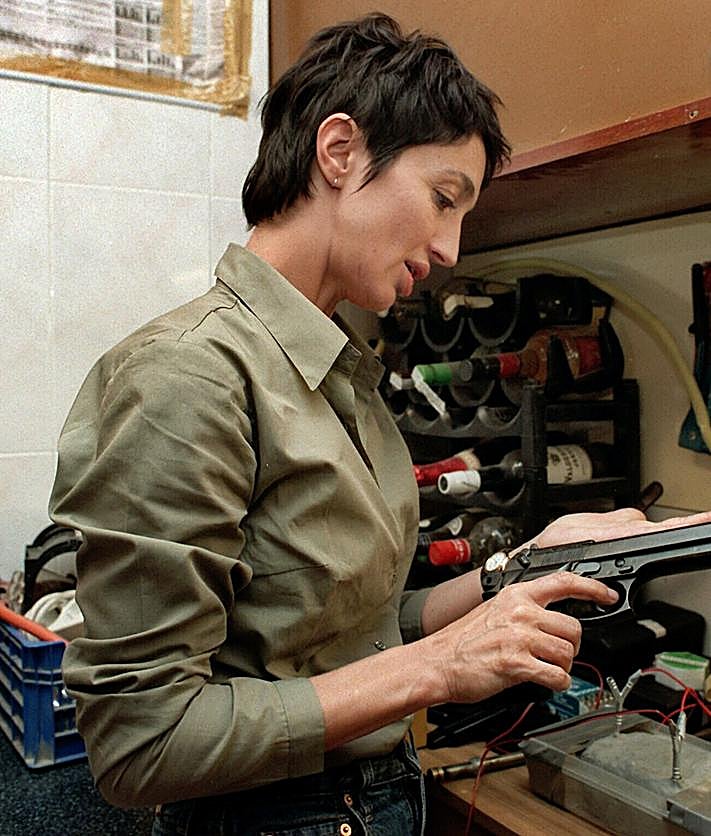 Imagen secundaria 2 - Sílvia Munt en el papel de Colometa de la serie de TVE 'La plaza del Diamante', que le brindó la popularidad, en 'Alas de mariposa', por la que recibió el Goya a mejor actriz, y como etarra en 'El viaje de Ariane'.