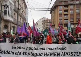 Empleados públicos se manifiestan junto al Parlamento vasco.