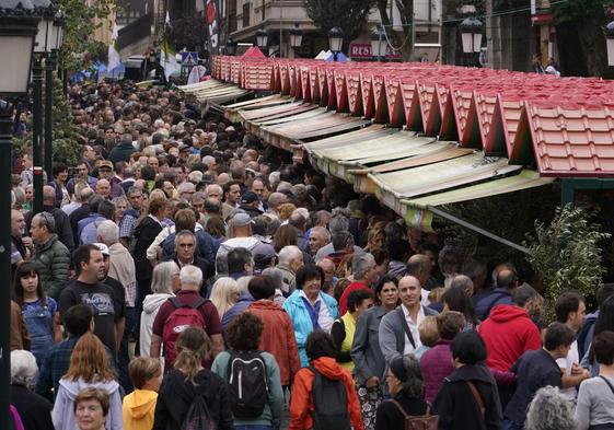 Ambiente de la feria del Último Lunes de Octubre del pasado año en Gernika.