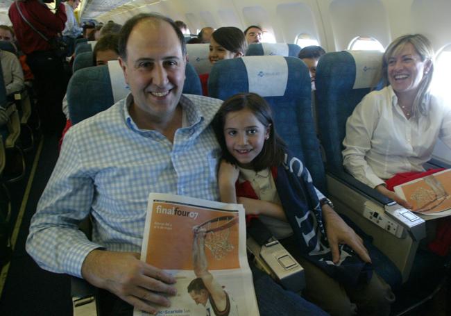 Querejeta con su hija y su mujer, ambas se llaman Isaura, en el vuelo a la Final Four de Atenas'07.