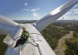 Un empleado de Statkraft, en lo alto de un aerogenerador.