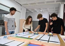 Los alumnos de 4º de ESO de Begoñazpi Galder, Amaiur y Garazi y su profesor Jokin Bernaola.