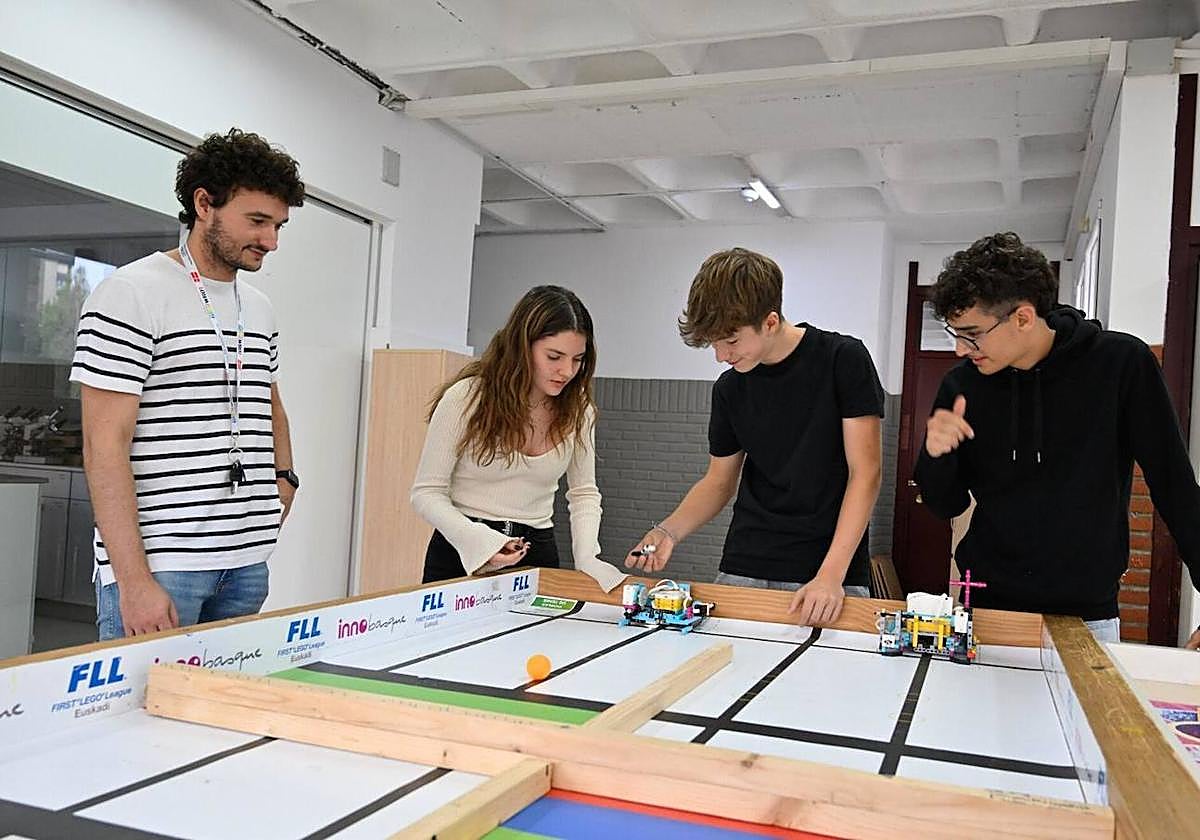 Los alumnos de 4º de ESO de Begoñazpi Galder, Amaiur y Garazi y su profesor Jokin Bernaola.