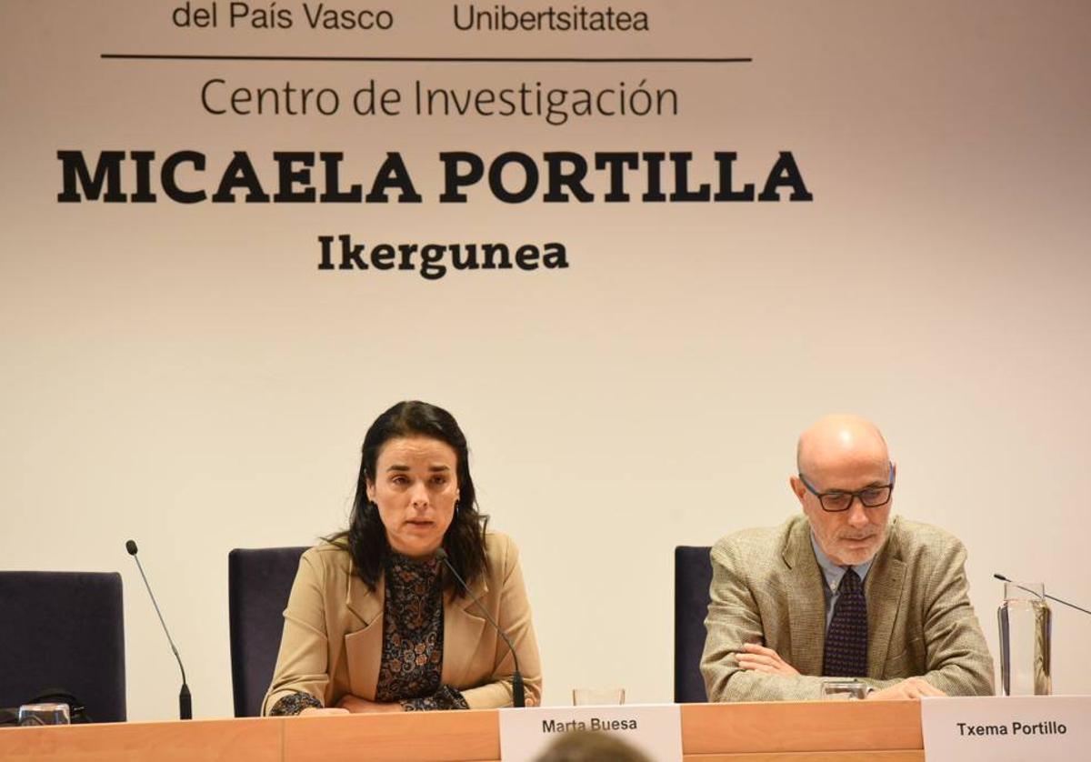 Marta Buesa, una de las dos hijas de Fernando Buesa, y Txema Portillo, subdirector del Instituto Valentín de Foronda, abrieron las jornadas.