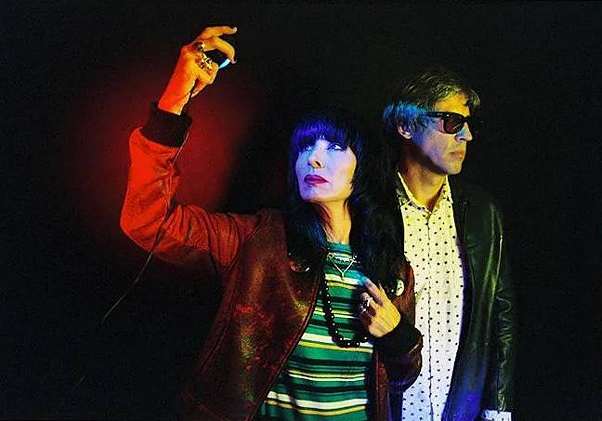 La cantante y guitarrista Pat Escoin, junto al batería Tommy Ramos, forman Exfan.