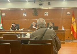 El procesado aguarda al arranque de la vista oral, ayer miércoles, en la Audiencia Provincial de Álava.