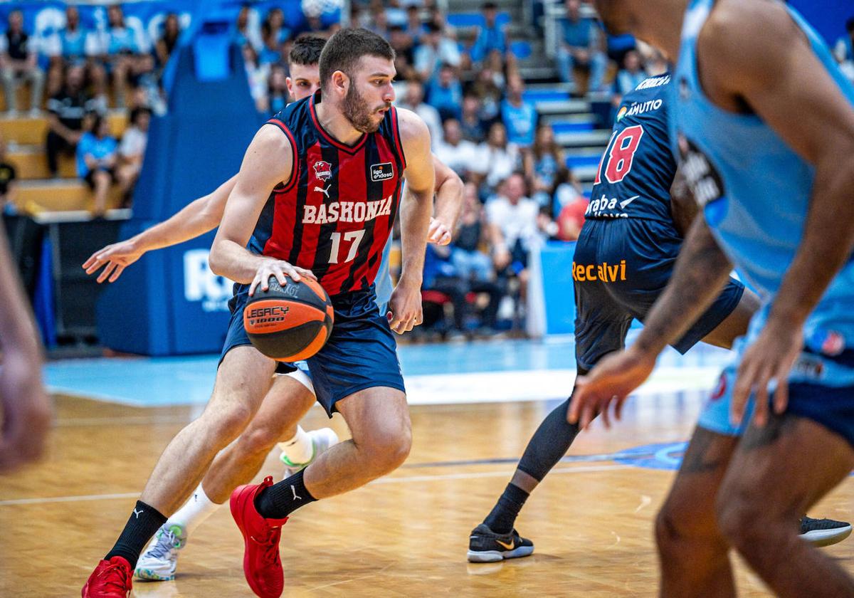 Rogkavopoulos bota el balón en el duelo ante el Breogán.