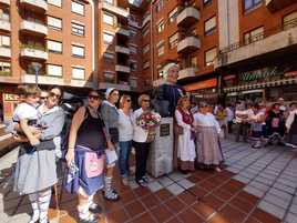 La familia de la partera, junto a integrantes de la asociación Manuela Eguiguren, en el homenaje que se le hizo este año.