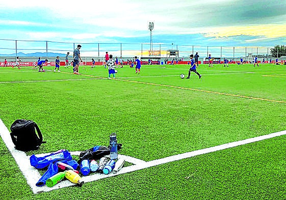 Niños del fútbol base del Rubí ejercitándose ayer por la tarde en el campo de Can Rosés, hogar del Rubí.