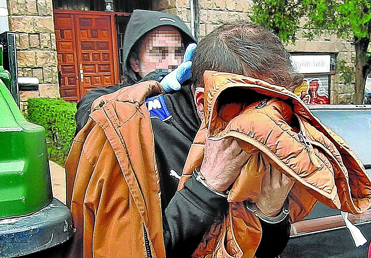 Agentes de la Ertzaintza custodian a uno de los sospechosos, detenido en la calle Virgen de Begoña de Bilbao.