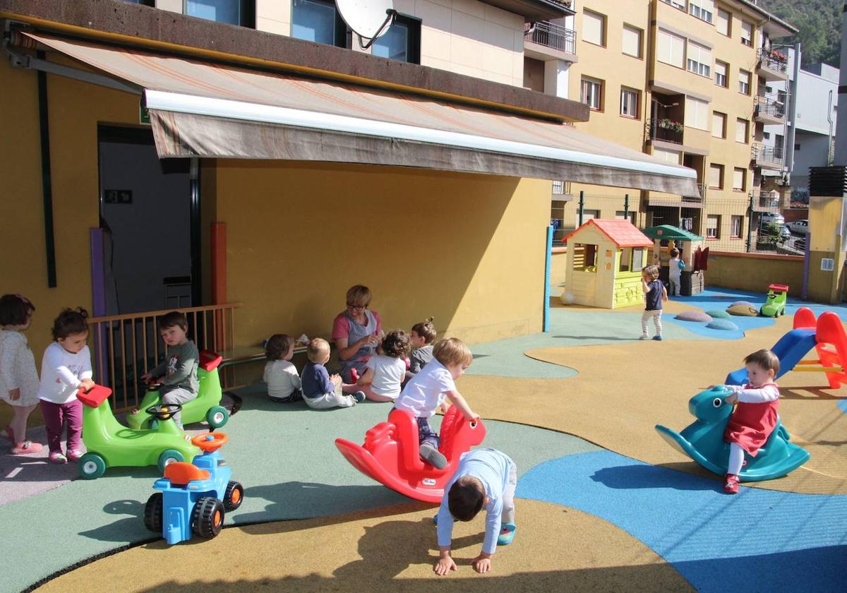 Niños juegan en el exterior de la haurreskola de Ermua.