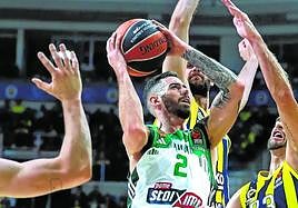 Luca Vildoza entra a canasta ante varios defensores del Fenerbahce.