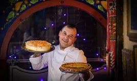 Ishaq con algunas de las tartas que prepara en Garibolo.