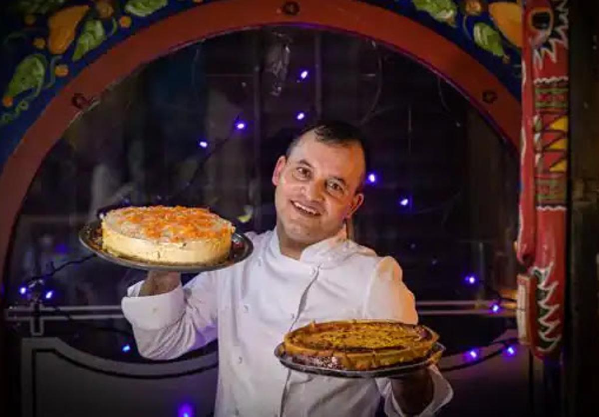 Ishaq con algunas de las tartas que prepara en Garibolo.