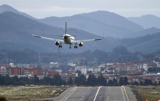 Un trayecto procedente de Manises aproximándose a la pista de aterrizaje este sábado en el aeropuerto de Bilbao.