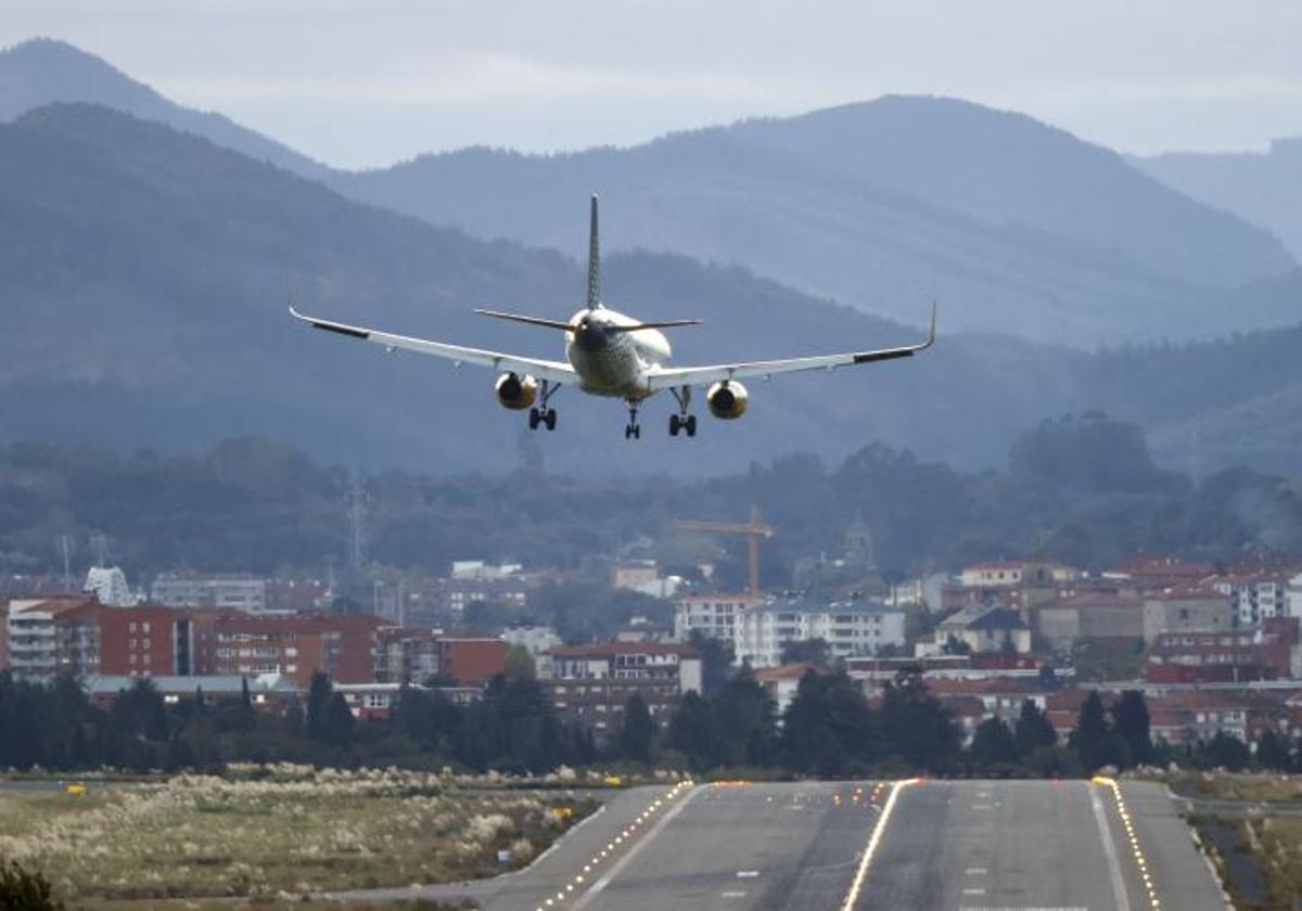 Un trayecto procedente de Manises aproximándose a la pista de aterrizaje este sábado en el aeropuerto de Bilbao.