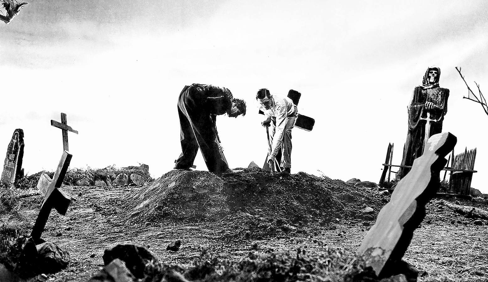 En 'Frankenstein' (1931) todo comienza en un cementerio, donde los ladrones de cuerpos buscan restos humanos para dar forma al monstruo