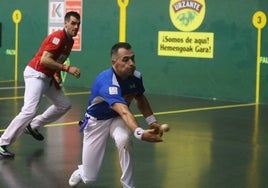 Jaka coloca una pelota con la derecha en pared en el frontón Artza de Bermeo.