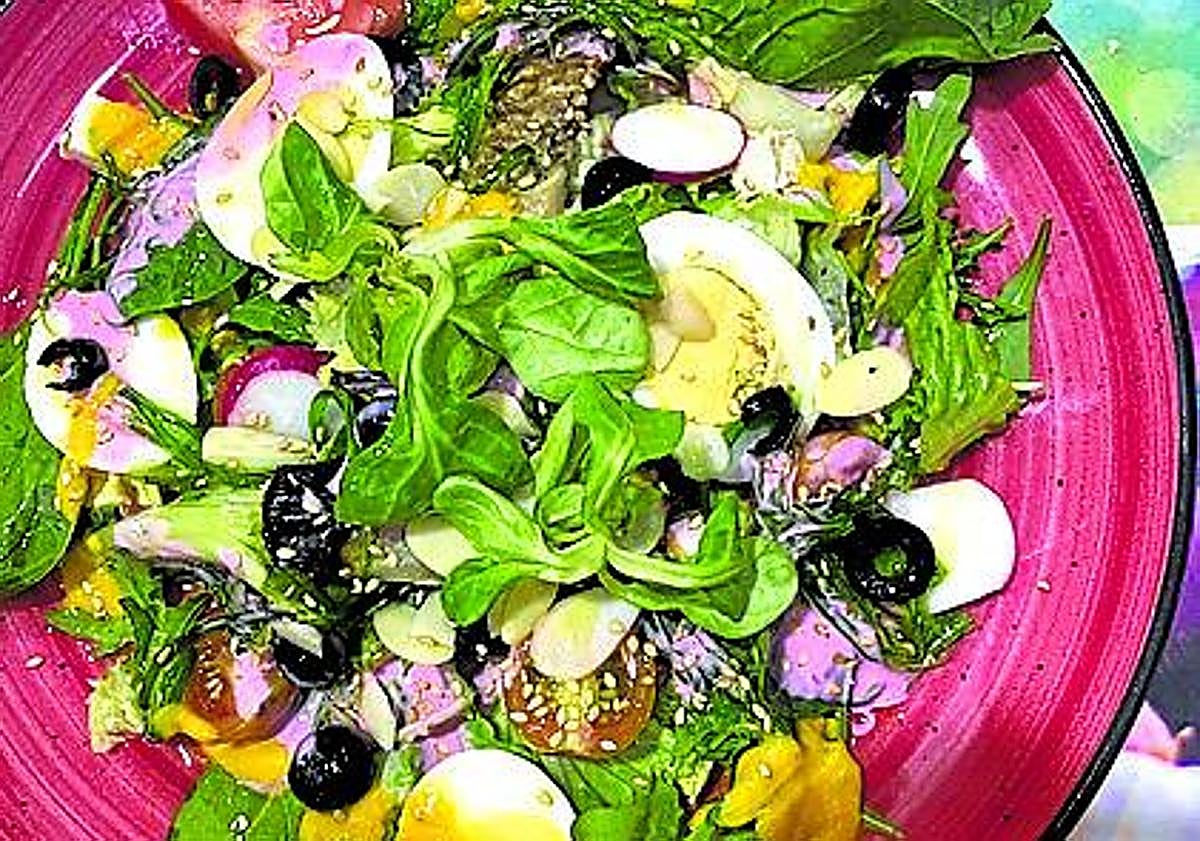 Imagen principal - Ensalada con salsa rosa y cachopo vegano, una preparación que se sirve en Garibolo los fines de semana. Es una pieza rebozada de seitán relleno de fiambre de aceitunas y queso, con guarnición de mermelada de remolacha, calabaza y jengibre y pimiento morrón. Y pastel de naranja.