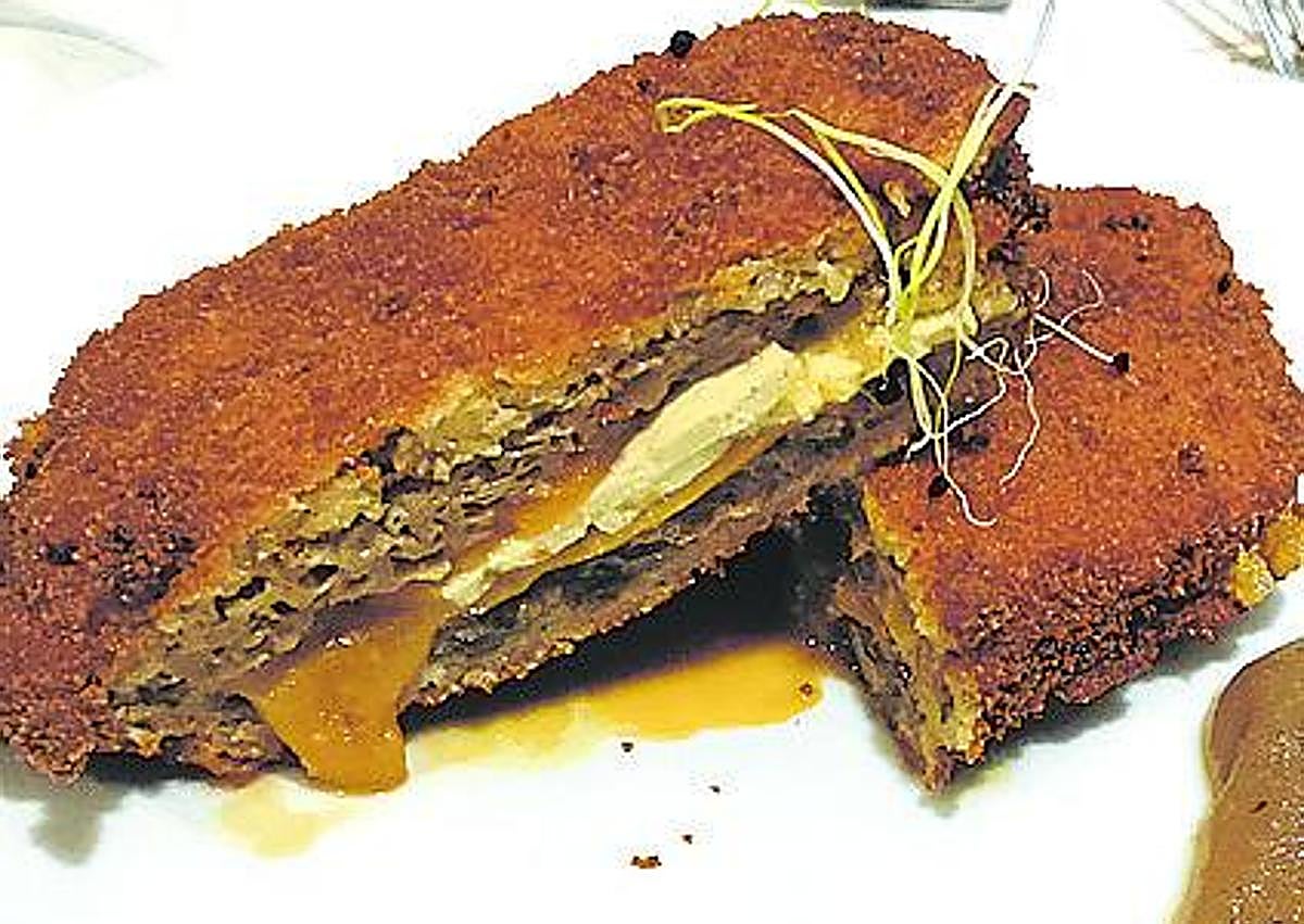 Imagen secundaria 1 - Ensalada con salsa rosa y cachopo vegano, una preparación que se sirve en Garibolo los fines de semana. Es una pieza rebozada de seitán relleno de fiambre de aceitunas y queso, con guarnición de mermelada de remolacha, calabaza y jengibre y pimiento morrón. Y pastel de naranja.