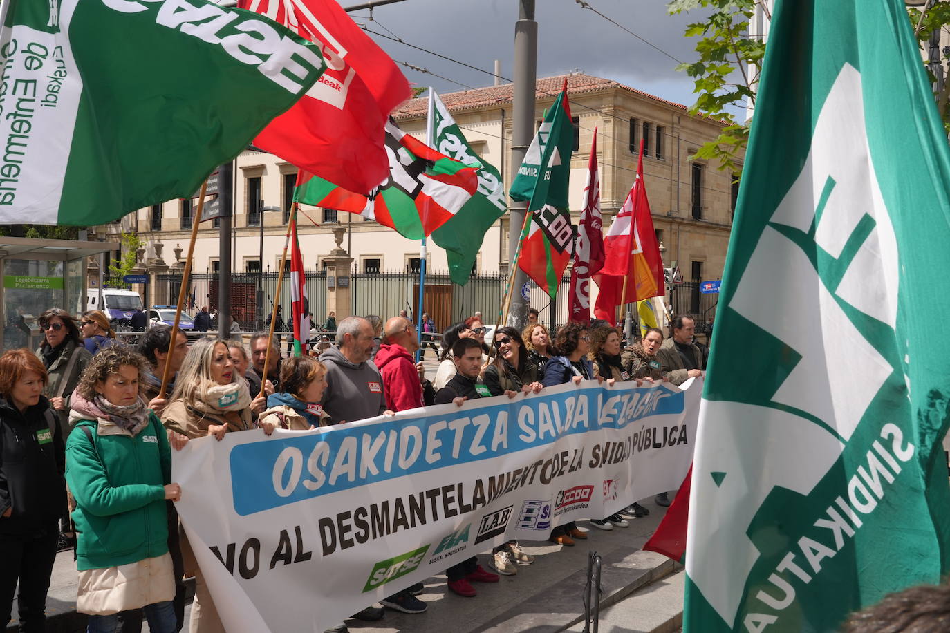 Protesta de trabajadores de Osakidetza frente al Parlamento vasco.