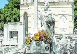 Sepultura de La Milagrosa en el cementerio de Colón de La Habana.