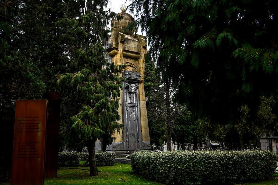 Atribuido al arquitecto Mario Camiña, es una construcción en altura, coronada con una bola de piedra, que combina simbología cristiana y egipcia, entre otras.