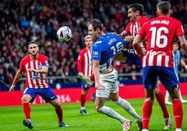 Savic agarra a Kike de la camiseta en una acción del tramo final del partido.