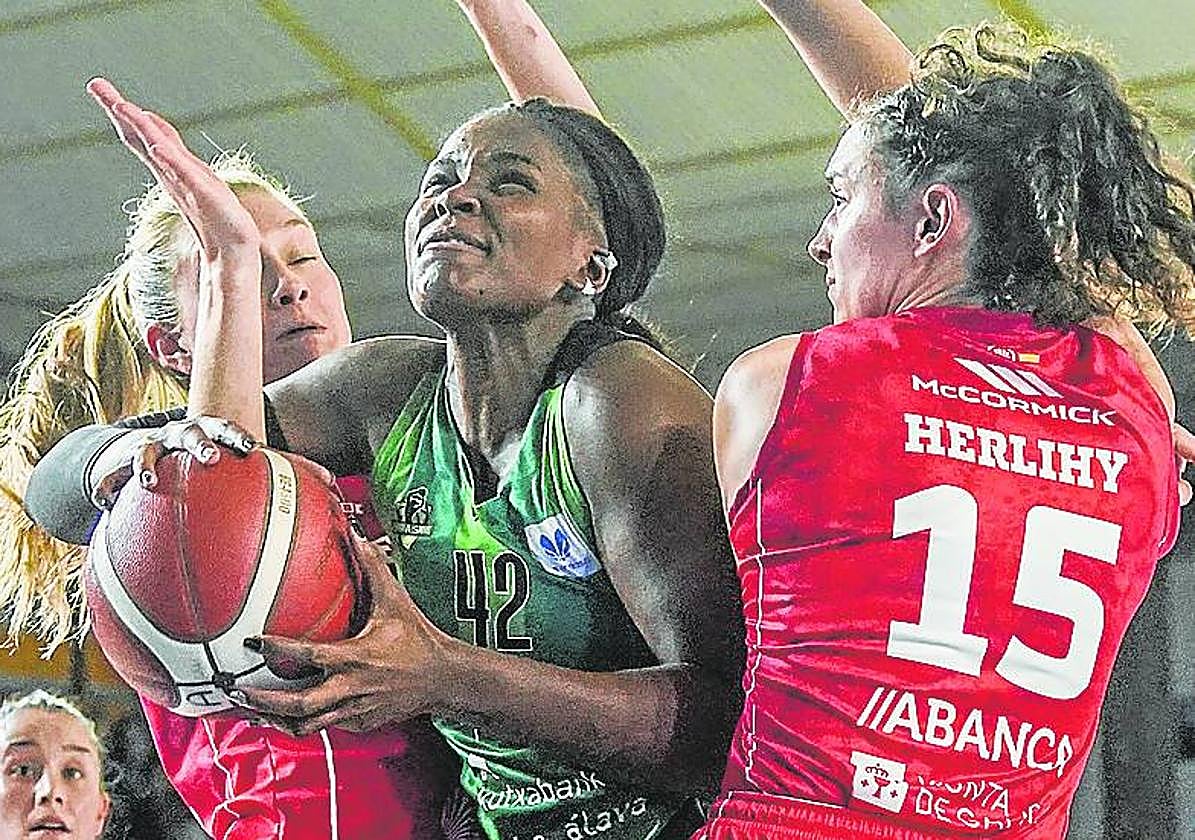 Tamara Seda es defendida por dos jugadoras del Ensino.