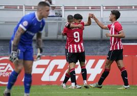 Izeta y Aymane celebran con Olabarrieta el primer tanto del filial.