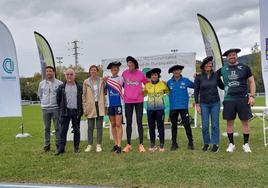 Los atletas ganadores han posado con las tradicionales txapelas en las pistas de atletismo de Landako (Durango).