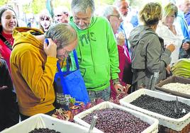 La Feria de Último Lunes volverá a abarrotar las calles de Gernika mañana.