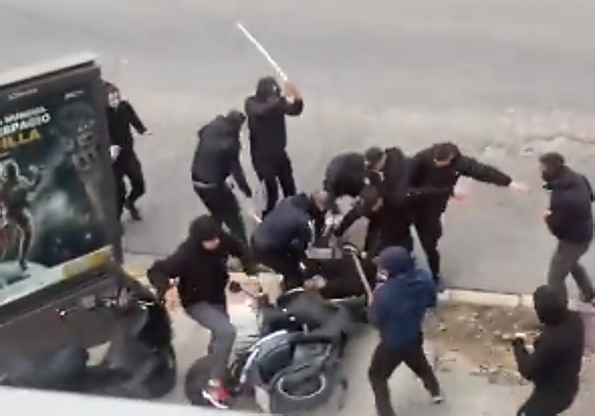Brutal pelea entre ultras del Betis y Osasuna en Sevilla