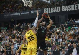 Killeya Jones, obstaculizado por Guerra en la canasta del Tenerife.