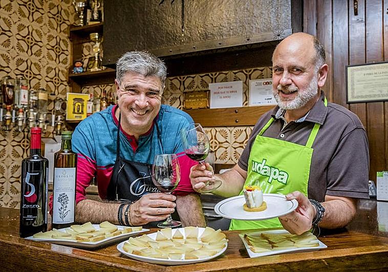 Alfonso Martínez y Fernando Gonzalo-Bilbao brindan con el vino de Zintzo después de presentar su cóctel de garbanzos Garlan y un bacalao de Giraldo sobre una base de patata Udapa.