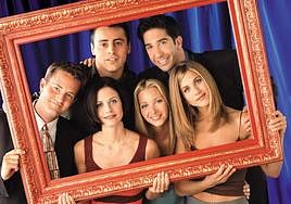 Matthew Perry, a la izquierda, junto a los otros cinco protagonistas de 'Friends'.