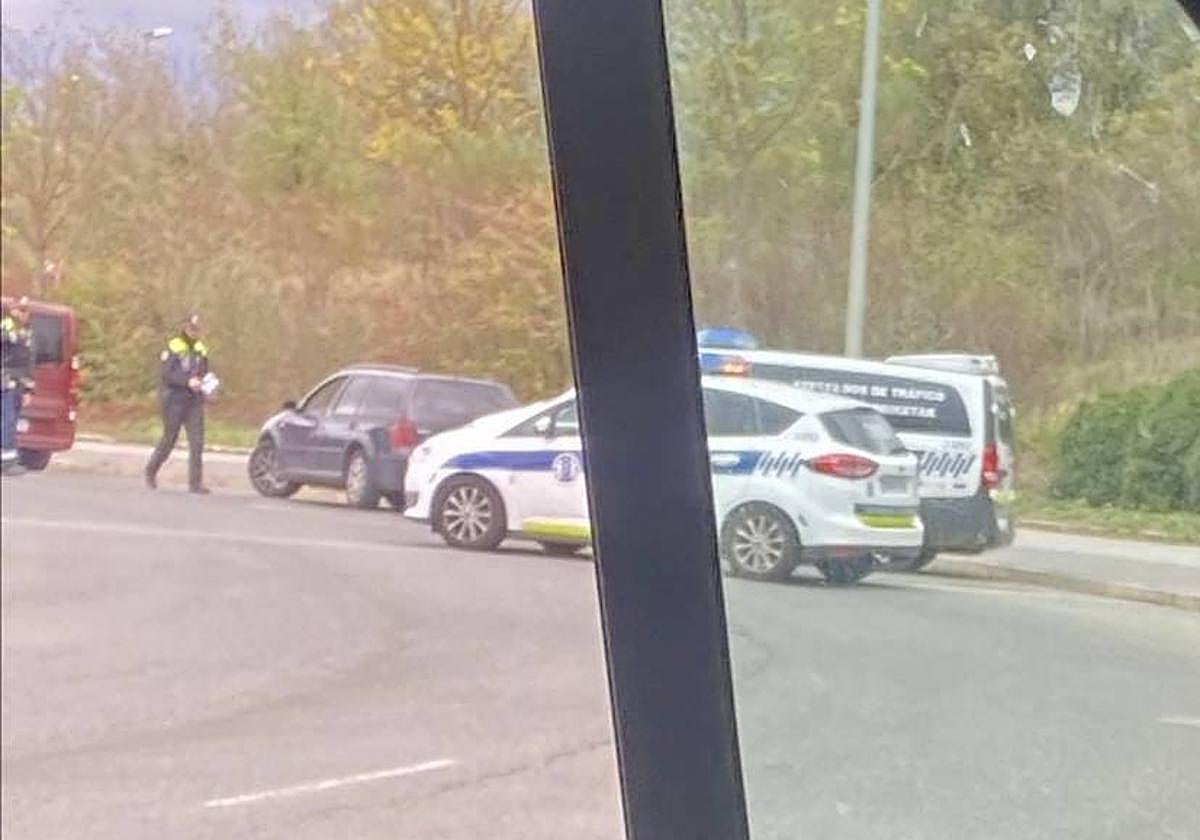 Agentes locales, con el coche infractor.