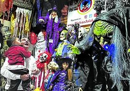 Las tiendas se han llenado de vestimentas para la ocasión.