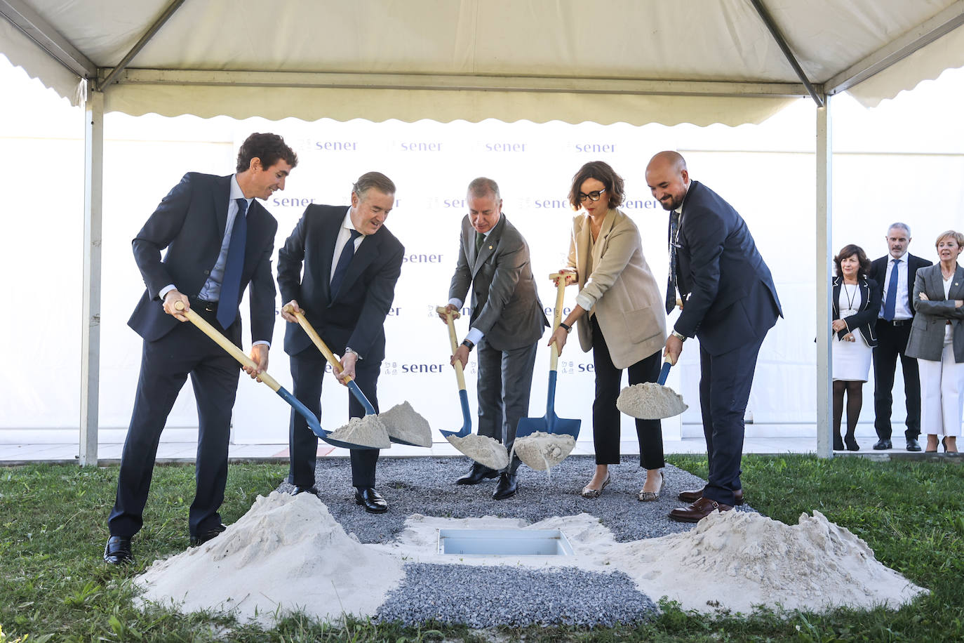 Imagen de la colocación de la primera piedra de las nuevas instalaciones de Sener en el municipio de Zamudio, con la presencia de las autoridades y de directivos de la compañía.