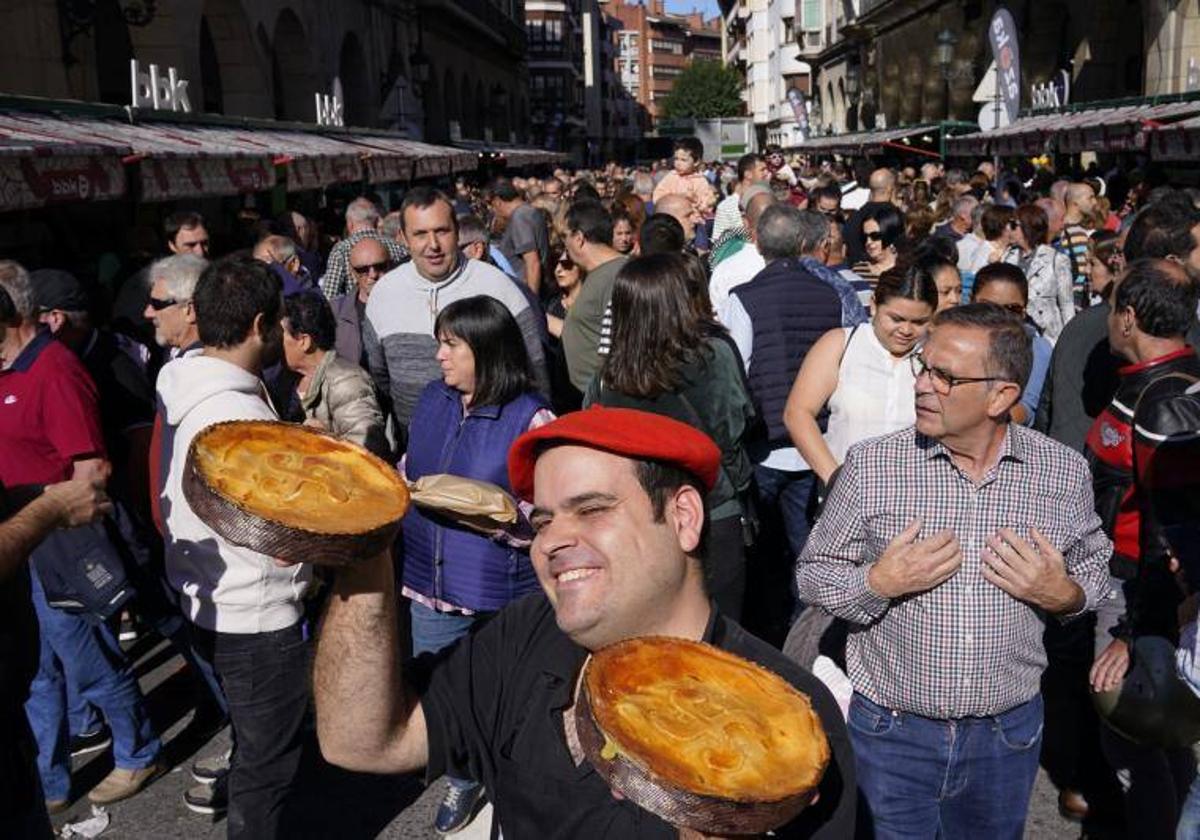 Un baserritarra, con deliciosos pasteles vascos