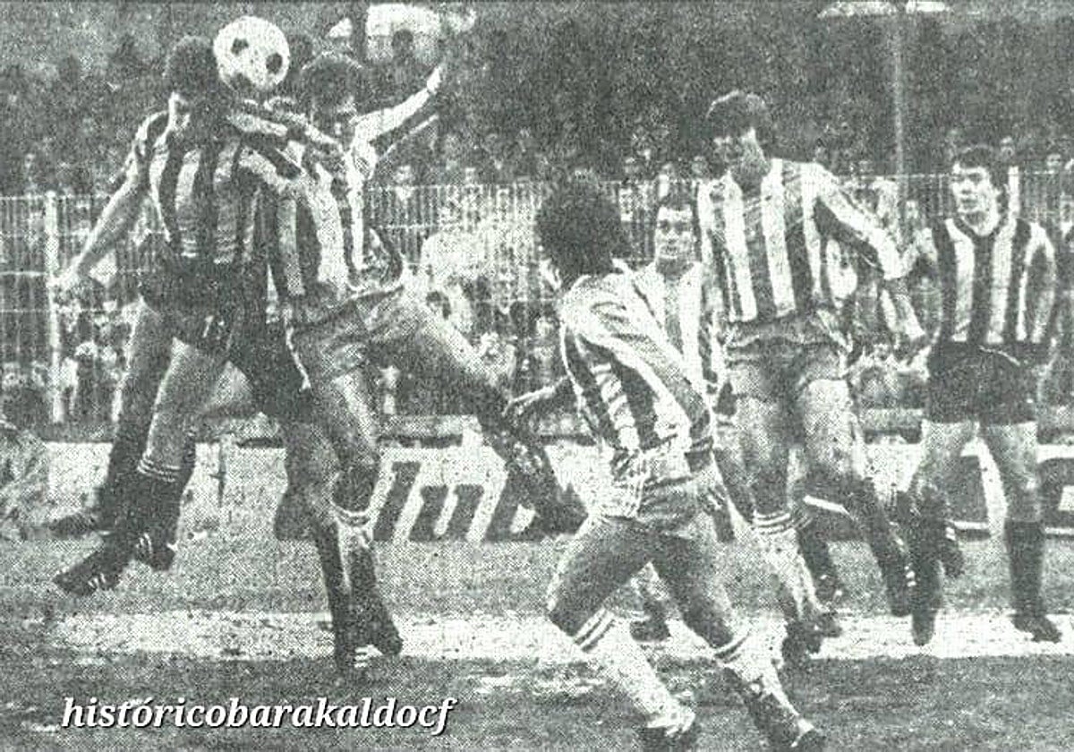 Pablo Otaolea marca uno de los tres goles que le hizo al Málaga en su última visita a Lasesarre.