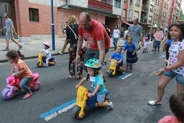 Niños de la localidad participan en una carrera infantil.