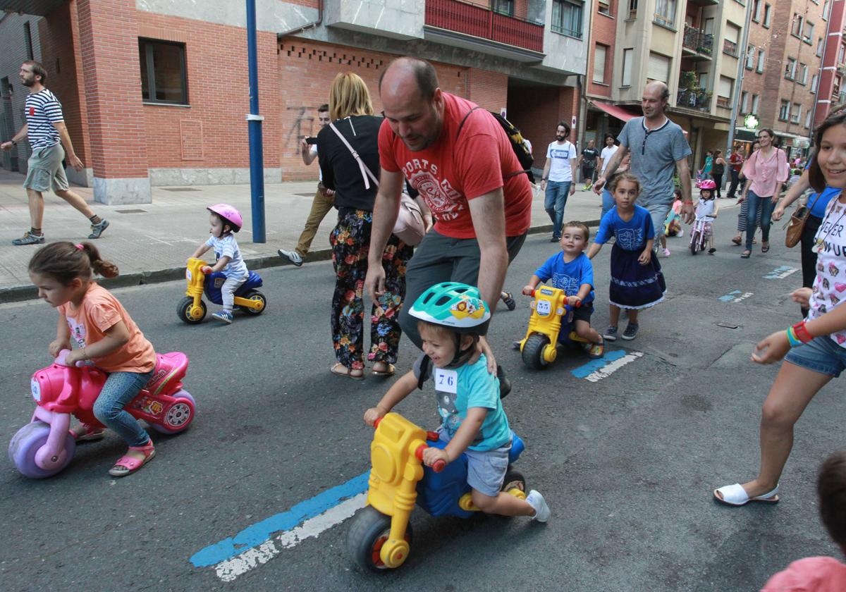 Niños de la localidad participan en una carrera infantil.