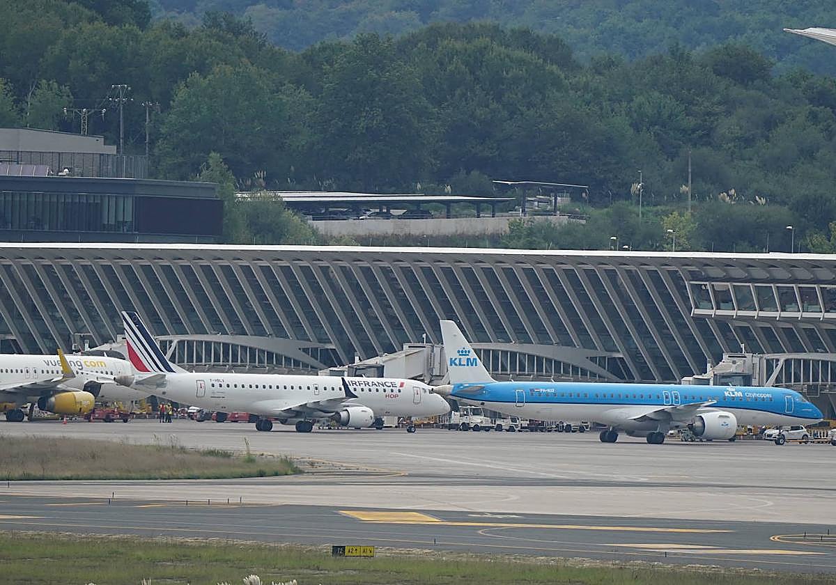 Aviones en el aeropuerto de Loiu