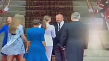 La caricia de Letizia a la princesa Leonor antes de entrar al ...