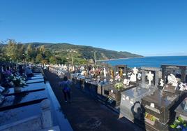 El cementerio Mendiluz de Bermeo es uno de los que más invierte en flores para el Día de Todos los Santos.