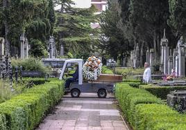 Un sepelio, ajeno a la información, celebrado ayer en el cementerio de Santa Isabel.