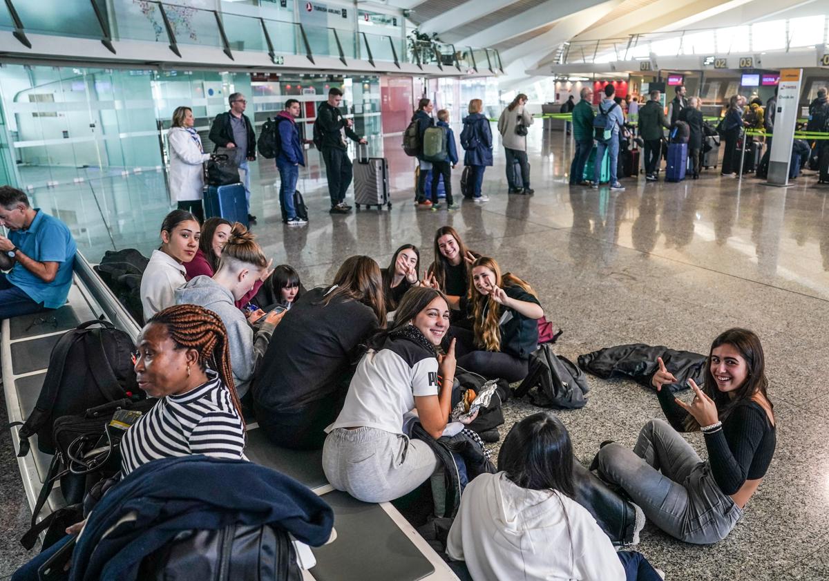 Imagen principal - El temporal cancela una veintena de vuelos en Loiu y deja 5.000 pasajeros afectados